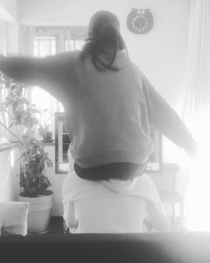 黄川田としえのインスタグラム：「ある週末の日のふたり。  普段トレーニングしてるがっちりリーちゃんを乗せてるトレーニングとは無縁のライボーイ。 お構いなしにやりたい放題のリーちゃん。よくこんながっちりしたの乗せられるよね。むしろライボーイすごいんじゃない？😂（後半いてててててぇ言ってる）  ふたりに良いことがあると同じように嬉しい。 がんばったのは子どもたち自身だから、そんなとき親としてはただただ大げさに「良くがんばったねぇ」と一緒に喜ぶしかできないけど、 むしろそこからスタートみたいなことの連続だから、 またご飯を食べさせて、小言言って、見守ろうと思います。  ふたりとも、いつも感謝を忘れずにね。  #rairico #tottorairico  #天然とお転婆 #ずっと変わらないこのふたり #兄妹#私の宝物#子育て」