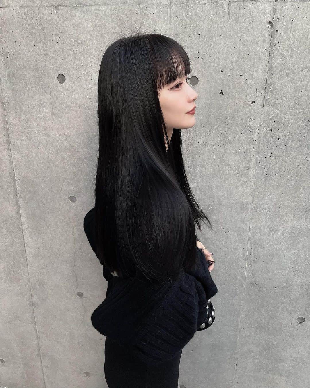 中村くるみのインスタグラム：「👩🏻✂︎  急遽前髪カットしてもらいましたෆ @shinnosuke_suwa ありがとうございます🙇🏻  最近産後の抜け毛で抜けた毛が 一気に生えてきてて、沢山アホ毛😂 直毛アホ毛に押されて前髪浮くし大変😅  ってかなんだか最近疲れがピークで 寝ても寝ても全然疲れが取れなくて (👶🏻が少しでも動くと察知してすぐ目が覚める) 今日離乳食中にスプーン持ってる腕が上がんなくなるし うまく笑えなくなってやばいと思ってシッターさん頼みました👩🏻‍🍼 家に飾る大好きな花瓶用のモンステラ買いに行ったり、 甘いの我慢してたけどパン屋で大好物のミルクフランス食べたし、@light_care_salon で 歯のホワイトニングも行けたし、 @kotonn__e にマツエクしてもらったし息抜きできました💭 ありがとうございますෆ  2枚目はオフショット ^ω^」