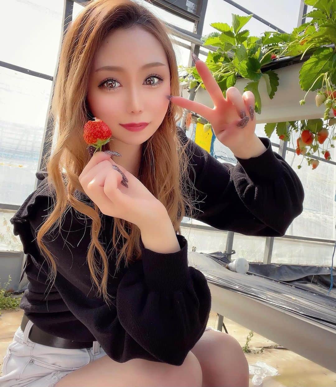 HIMEKAのインスタグラム：「. . いちご狩った🍓 食べかけいちご . . #いちご狩り #いちご」