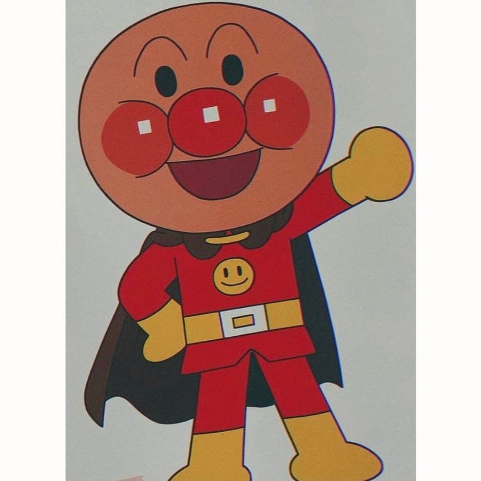 西山なずなのインスタグラム：「ちょっと載せ直し！😝 ⭐️アンパンマン⭐️ 最初に紹介するキャラクターはアンパンマン！！ みんな大好きアンパンマンです〜♡ . アンパンマンはジャムおじさんが作ったパン生地に いのちがやどり誕生したんです。 困っている人がいたらどこへでもかけつけ、 助けてくれるみんなの正義の味方❗️ 1988年10月に放送が開始され、 第1話でアンパンマンの誕生が描かれています。 この第1話は本当に何回見たことか🥺 いのちの星が落ちてきてあかちゃんアンパンマンが生まれたシーンは 何回見ても胸がグッとくるんよなー、 そしてあかちゃんアンパンマンがとにかく可愛すぎる😍 . 実は毎話登場するアンパンマン以外に 他にも色んなアンパンマンがいることを知ってますか〜？😊 わたしが知っているだけでも、 アニメや映画に登場したアンパンマンで ＊ 36種類 ＊のアンパンマンがいるんです！ たくさんやけんまた別で紹介しよっかな〜😋 . 次はなんのキャラクターを紹介しよっかなー？🤔 来週もおたのしみに😉✨」