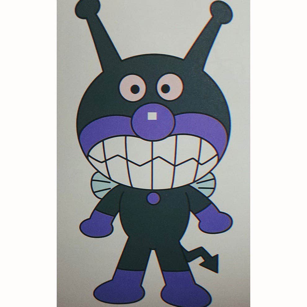 西山なずなのインスタグラム：「🟦 ばいきんまん 🟦 次のキャラクター紹介は、、ばいきんまん！！ ばいきんまんはアンパンマンを倒すために、 バイキン星からやってきました。 自分自身を天才科学者だと思っているけど、 実際は変なものばかりつくっていて、 でもアンパンマンを倒すためにさまざまなメカをつくっています。 きれいなものが大嫌いなのも特徴の一つ。 . ばいきんまんもアンパンマンと同じく 1988年10月の放送開始 第1話で登場❗️ アンパンマンがパン工場で生まれたころ、 バイキン星で命の星をおってきたたまごから 赤ちゃんばいきんまんが生まれたんです。 . ばいきんまんもアンパンマンと同じくらい色んな種類の ばいきんまんがいます！🤗 アニメや映画の中で登場しただけでも、 ＊33種類＊ほどのばいきんまんがいるんです！ また、ばいきんまんは変装名人！ 今までたくさんの変装をしてきていて、 私は特に変装したばいきんまんが好き〜💙 変装コレクションも別でいくつか紹介しよっかな！ . アンパンマンとばいきんまんについては、 種類や物語がたくさんあって語りたいことが多すぎるんよな〜🤍 また、別の投稿でより詳しく話そうかな〜☺️ ではまた来週もおたのしみに✌️」