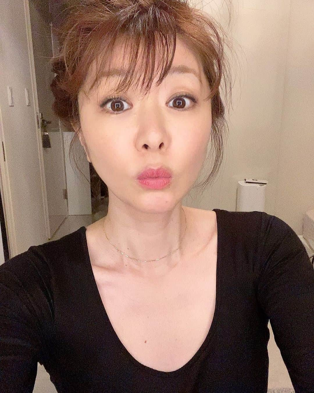 矢部美穂さんのインスタグラム写真 - (矢部美穂Instagram)「仕事終わり〜✨ 19日金曜日に発表出来ます💖 撮影は楽しかったですが、ある意味、昔を思い出したりしちゃいました😊 あっ！さっき、最近、好きな女性からお返事あって、めちゃくちゃテンションが上がった私です✨ きれいな女性はみていても飽きないですから💕 これで明日からの仕事も頑張れます✨ #仕事終わり  #ひと段落  #40代  #矢部美穂」3月17日 21時52分 - miho.yabe.0607