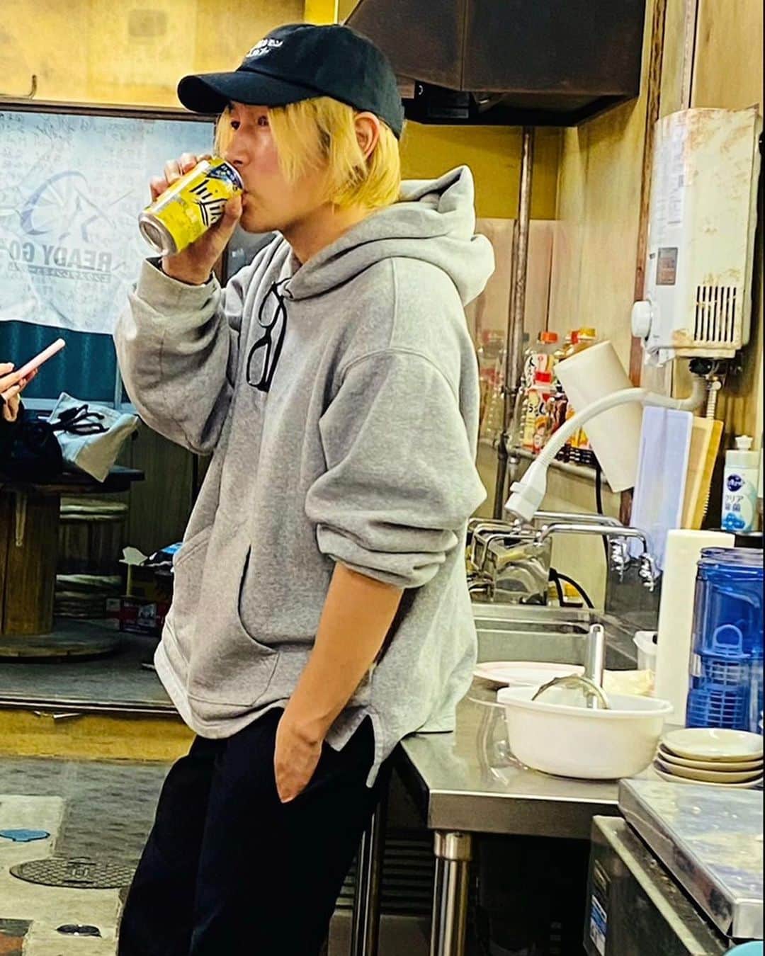 ジョーブログのインスタグラム：「一足先にジョーズクラブでお店のお披露目ハイリキ飲み会！ ハイリキは西成のおっちゃんらによう飲まれてる日本初の酎ハイでちょいふつうのより高めでアルコール強めのスーパードリンク！笑笑　 今や俺はストロングより飲んでおります。  2枚目の画像は今は亡きレディゴーの先代のマスター。  西成ホルモンレディゴーもうすぐあいりん地区にて開幕！ やっぱなあ、新しいことすんのがおもろいで🤣👍 ドラマティックに生きたろか！」