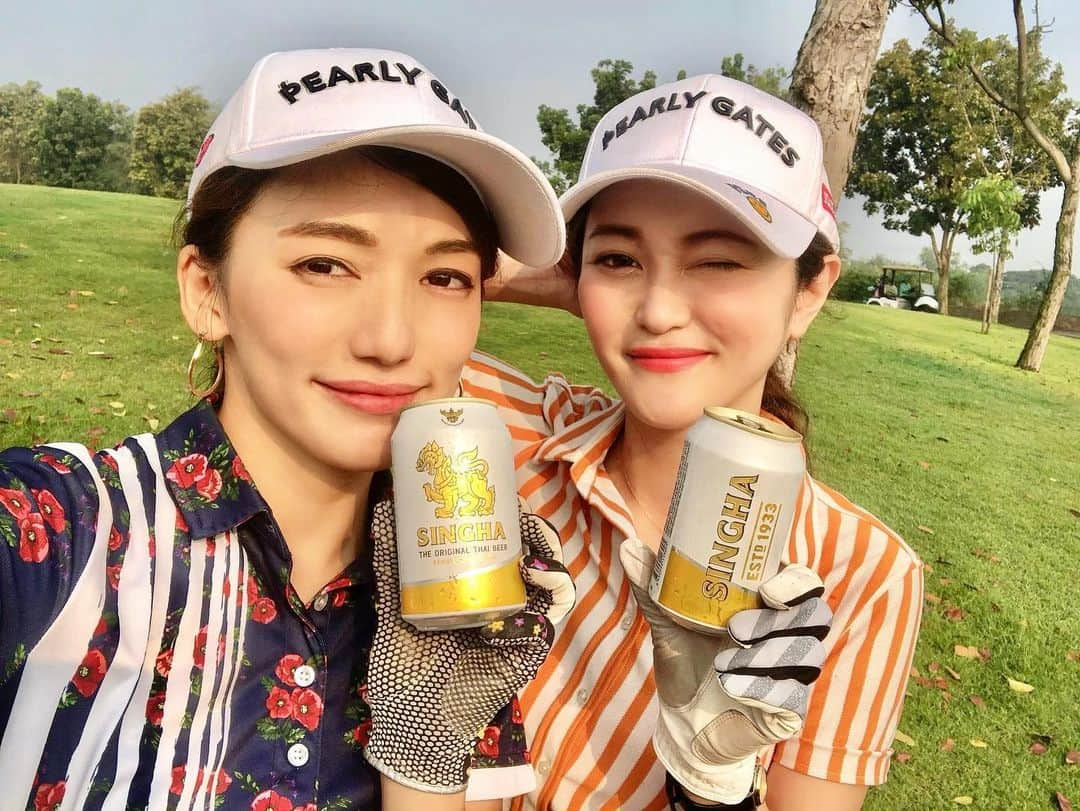 戸崎奈津さんのインスタグラム写真 - (戸崎奈津Instagram)「シンハービール×ゴルフ🇹🇭🏌️‍♀️⛳️﻿ 幸せな組み合わせ🙏  大好きな #タイ料理 の話題で盛り上がったので懐かしの写真を﻿✨ タイに行くと毎食食べるのが 大好物 #ソムタム ✨〜😋 コロナが騒がる直前、去年の年始です😢  #golf #タイゴルフ #ゴルフ女子 #singhabeer #Thailand #trip  #Natsu_trip🌸」3月17日 21時52分 - naa_tsu0827