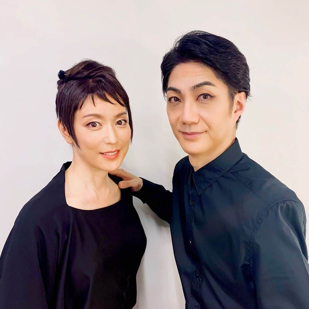 若村麻由美さんのインスタグラム写真 - (若村麻由美Instagram)「❣️演出主演、平知盛役の萬斎さんと。見慣れない舞台メイクが新鮮😂 2017年と今年の美術セットは全く違いますが、どちらもスタッフとキャストが「息」を合わせるシンプルな人力戦の萬斎演出が圧巻です✨  ツアー中は各地でとてもあたたかいカーテンコールをいただき、困難な今を私たちは「すっくと立っている」のだと共有出来てとても幸せでした。  いよいよラストを締め括る東京公演が始まろうとしています。完売でしたが、3/22以降の公演は追加席の販売も始まり、ポストトークも決まりました。萬斎さんが芸術監督を務める世田谷パブリックシアターは、2階席3階席も天からの視点でオススメです。 スタッフキャストは定期的なPCR検査も全員陰性で臨みます。ご観劇の皆様もどうぞお気を付けてお越しください💓  『子午線の祀り』 世田谷パブリックシアター ロビー開場：開演45分前　 客席開場：開演30分前　 3月19日(金)16:30開演　 3月20日(土)～30日(火)14:00開演 3月23日(火)休演日  《ポストトーク》終演後30分間 3月25日(木) 野村・若村・河原崎・村田 3月29日(月) 野村・成河・吉見・星  #若村麻由美 #mayumiwakamura #舞台 #子午線の祀り #世田谷パブリックシアター #野村萬斎 #成河 #河原崎國太郎 #吉見一豊 #村田雄浩 #星智也 #月崎晴夫 #金子あい #時田光洋 #松浦海之介 #岩崎正寛 #浦野真介 #神保良介 #武田桂 #遠山悠介 #森永友基 #ポストトーク #追加席 #販売中」3月17日 21時56分 - mayumiwakamura_official