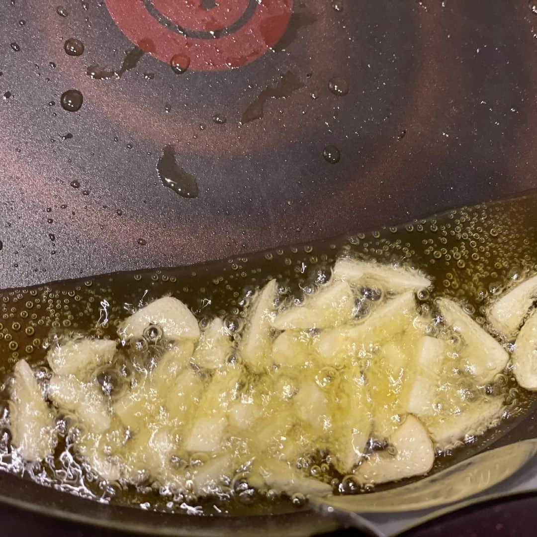金子貴俊のインスタグラム：「やばい。今日も晩御飯の〆に アーリオオーリオペペロンチーノ 作っちゃう💦 ハマったなこれは💦」
