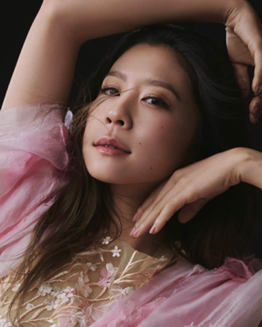 村元哉中のインスタグラム：「キャスト写真が公開致しました🌸 LUXEホームページでぜひご覧ください！素晴らしい作品をお届けできるように皆んなと一緒に頑張ります！ よろしくお願い致します！ 楽しみ⛸✨  #LUXE @luxe_hyoen  #氷艶 #フィギュアスケート #アイスショー  #横浜アリーナ」