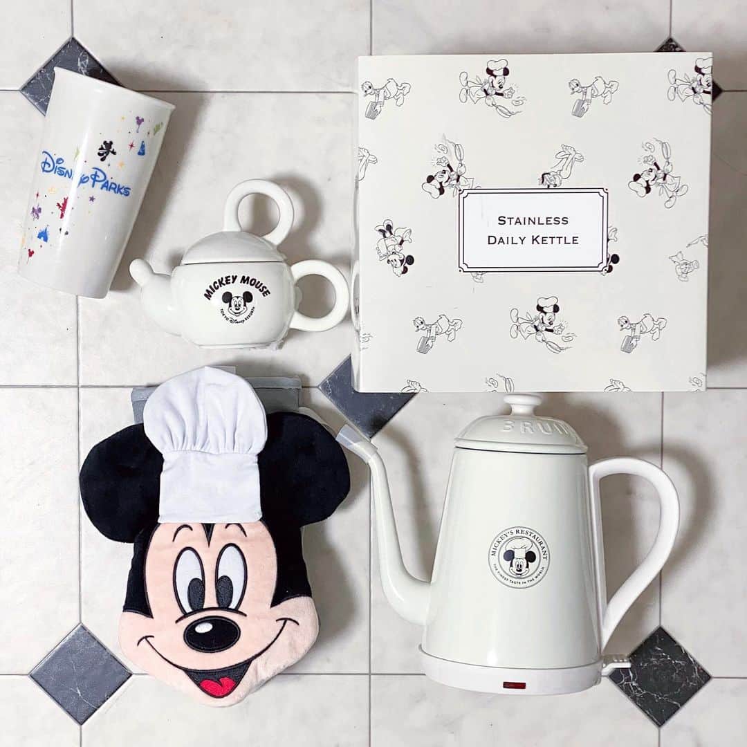 中島奈津希のインスタグラム：「👨🏻‍🍳🤍🐭﻿ ﻿ ﻿ ﻿ ﻿ ﻿ ﻿ インスタライブ見てくださった方、﻿ コメントくださった方本当にありがとうございました🥺❤️❤️﻿ ﻿ 開封ライブなのに、﻿ みんなが優しすぎて全然本題にいかないやつ🙋🏻‍♀️←﻿ ﻿ ﻿ ﻿ ﻿ ﻿ ﻿ 今日紹介した購入品も﻿ また後日改めて紹介させてください🤭❤️❤️❤️﻿ ﻿ ﻿ ﻿ ﻿ ﻿ そんな今日は、﻿ 可愛いディズニーの#キッチングッズ 👨🏻‍🍳💭❤️﻿ というか、食器たち🐭❤️﻿ ﻿ ﻿ ﻿ ﻿ 最近ドストライクな﻿ おうちグッズが増えすぎて﻿ 本当に厳選しないと物で溢れる😇笑﻿ 幸せな悩みだよね🤤❤️❤️❤️﻿ ﻿ 物が溢れたなら﻿ 広いお家に引っ越せば良いか😍👍🏻と思って﻿ これからも可愛いグッズ楽しみにしよう🥺🥺💭❤️﻿ ﻿ ﻿ ﻿ ﻿ ﻿ ﻿ ﻿ 左上のコップは、﻿ #香港ディズニーランド (@hkdisneyland )で買った﻿ #スタバ ×#ディズニー の特別なコップなの🥺❤️❤️❤️﻿ 割らないように持ち帰るの大変だったけど、﻿ お気に入りアイテムの一つです♡﻿ ﻿ #香港ディズニー にも早く行ける日がきますように🥺❤️🐭﻿ ﻿ ☁️☁️☁️☁️☁️☁️☁️☁️☁️☁️☁️☁️☁️☁️☁️☁️﻿ #disneysisters_jp ←#中島姉妹 ディズニーまとめ👭🏻﻿ #東京ディズニーランド ﻿ #ディズニーストア#スターバックス#スタバグッズ　﻿ #おうちディズニー#ディズニーランド　﻿ #disneystarbucks#スタバディズニー」