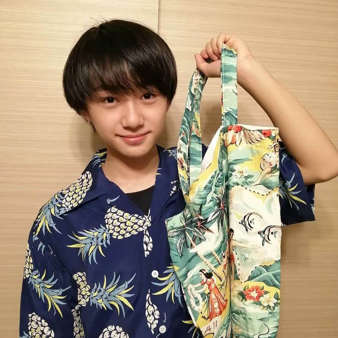 のインスタグラム：「ぼくのおじさんでお世話になった、KONA BAY HAWAIIさんがクラウドファンディングしていたのでプロジェクトを応援したら、リターンで届きました！ 素敵なトートバッグとマスクありがとうございます！」