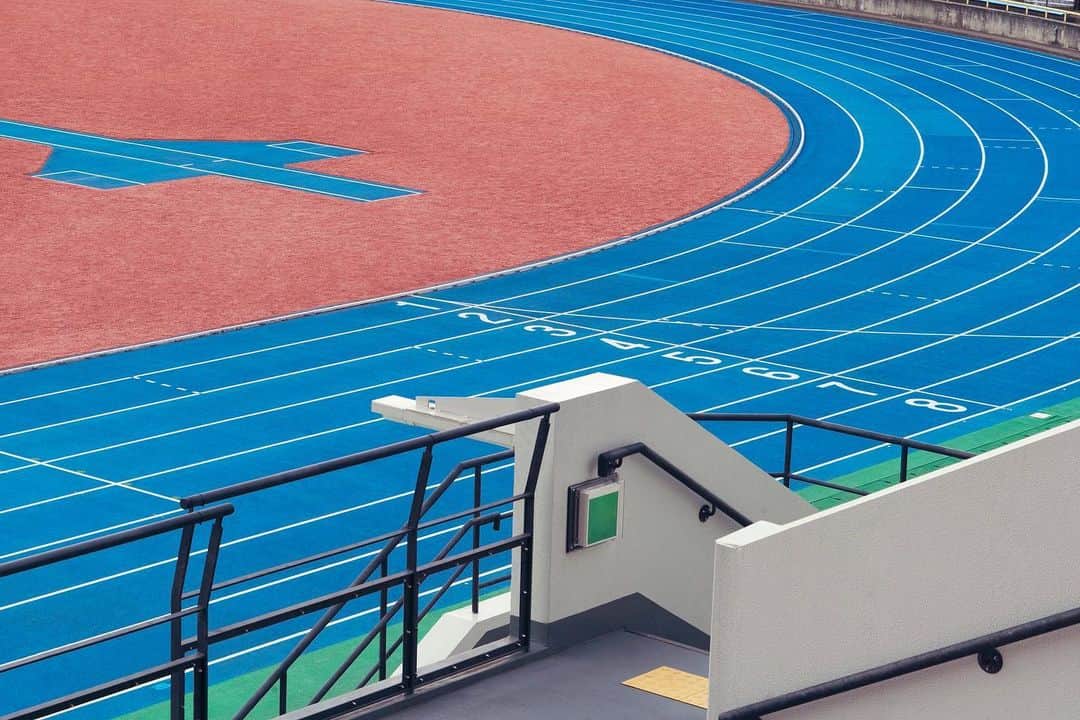 走るひとのインスタグラム：「. -A scene from an athletic field- "TOKYO NUDE" by @andytrowa  . . . "我々にとって物質的な機能が不要になった時、東京はどんな姿になるのだろう。 そこには入口も出口も存在しない、箱としての建造物が広がる。 全ての活動は箱の中で完結し、都市からは写真や文字、人の消費活動の痕跡は消滅している。  人間に装飾された文明という衣服を脱ぎ捨てた、 東京の露わな姿=「TOKYO NUDE」 が広がる。  それは我々にとってのディストピアなのか 東京にとってのユートピアなのか  私達は、確実に変わりゆく東京の輪郭に対峙していかなければならない。" （『TOKYO NUDE』より） . . "I wonder what will Tokyo look like when we no longer need material functions. There are no entrances and no exits, only box-like structures spreading out. All activities are completed in the box, and photos, text, and traces of human consumption activities disappear from the city.  Discarding the garment of civilization that humans decorated it with, Tokyo reveals its naked form as “TOKYO NUDE”.  Is that a dystopia for us? Is it a utopia for Tokyo?  We must confront the outlines of Tokyo, which are definitely changing." (Rumi Ando "TOKYO NUDE") . . . . Adopted by @numerals__official  #numerals #tokyonude」