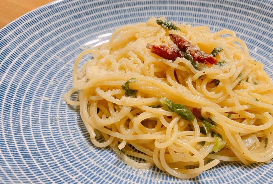 金子貴俊のインスタグラム：「大根菜ペペロンチーノ。 今日の方がパスタの味を楽しめる仕上がりだなぁー(^^)たっぷりのお湯で茹でるパスタより、 最低限の水で仕上げる作り方の方が好きかも。」