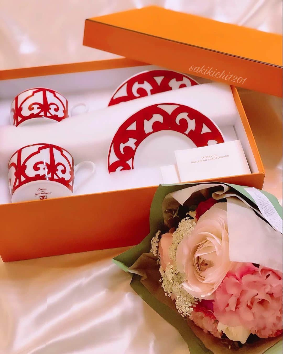 サキ吉さんのインスタグラム写真 - (サキ吉Instagram)「結婚祝い頂いた🤭💕💕 あみさんからエルメスの食器🍊🧡 @ami_s_t  せいらさんからお花⸜🌷︎⸝‍ @official.seira  嬉し🥲🥲🥲💓 ． #結婚祝いのプレゼント」3月17日 22時43分 - sakikichi1201