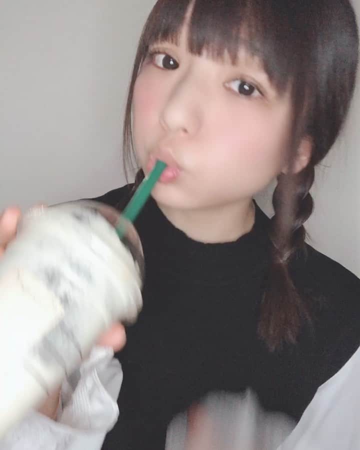 のインスタグラム：「そして・・・(^o^)/  スタバなのにタピオカについて語った動画中に中身なくなっちゃったから、もう1人で面白くなっちゃって(≧∀≦) ・ ・ 笑いだすととまらなくなっちゃってできなくなっちゃった〜 笑っちゃダメて思うと余計笑っちゃう ねっ!!(≧∀≦) ・ ・ ・ 動画初日終了(*´-`)🌸 #starbuckscoffee #バナナアーモンドミルクフラペチーノ #スタバ　#selfie #もぐもぐタイム  #japanesegirl #萌　#animegirl #cute #偶像　#movie」