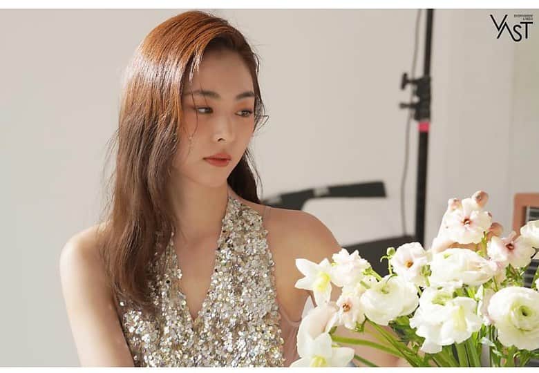 イ・ヨニのインスタグラム：「@ellekorea @threecosmetics_korea @vast.ent  http://naver.me/5ux5brK3」