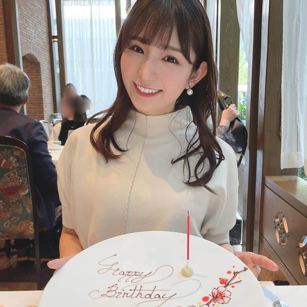 栗田麻理のインスタグラム：「. 私の誕生日のように見えますが 姉の誕生日をお祝いした時の写真です◎  暖かい春の天気が続いて鼻が限界です💐笑」
