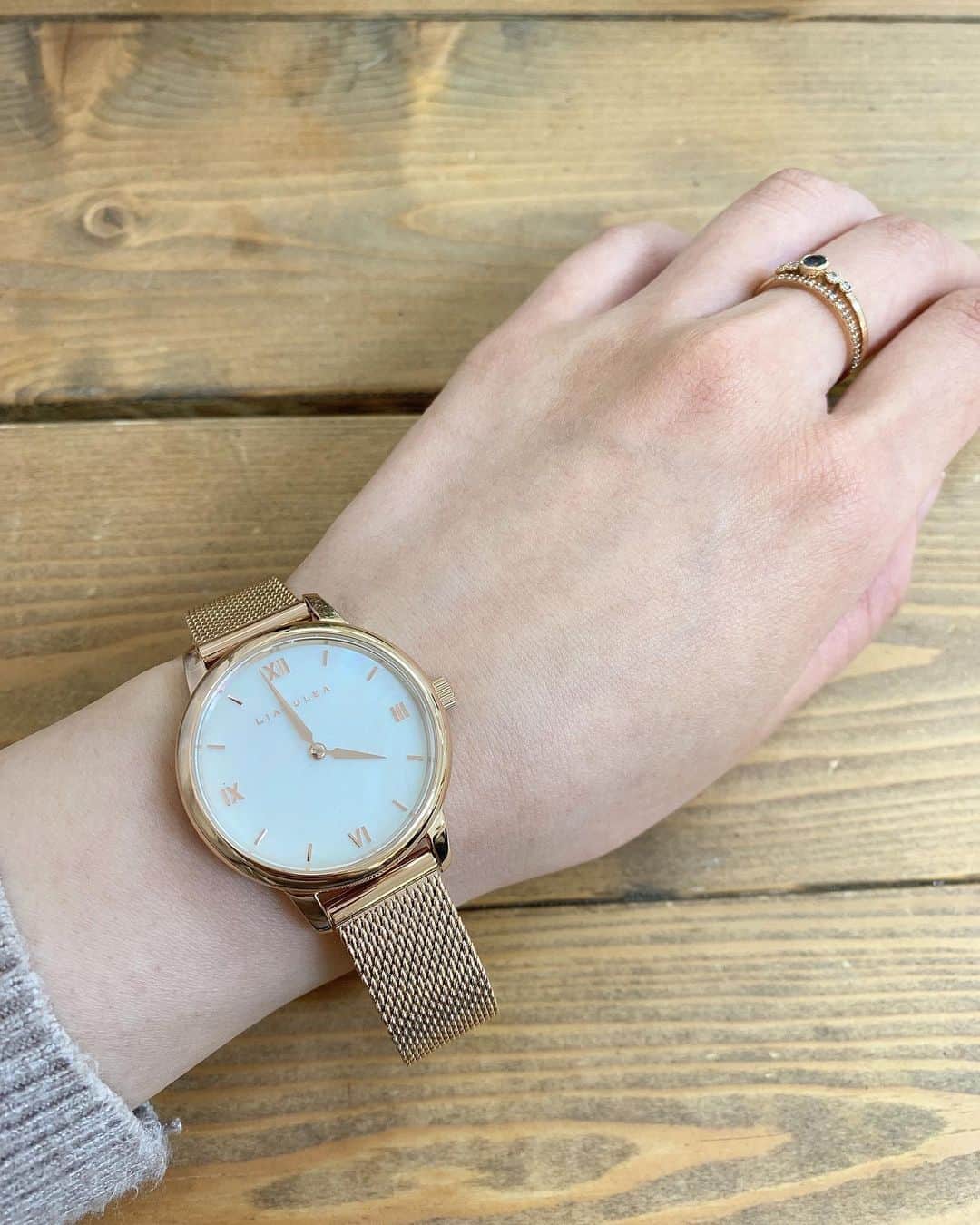 月野夏海さんのインスタグラム写真 - (月野夏海Instagram)「新しい腕時計⌚️ リアクレア( @liakulea_japan )の文字盤がシェルになってるシリーズ💗💗 . クーポンコード【natsucl36】で10%OFFになるそうです✨ プレゼントにもおすすめ( ¨̮ )🌟」3月17日 22時44分 - natsumi__minami