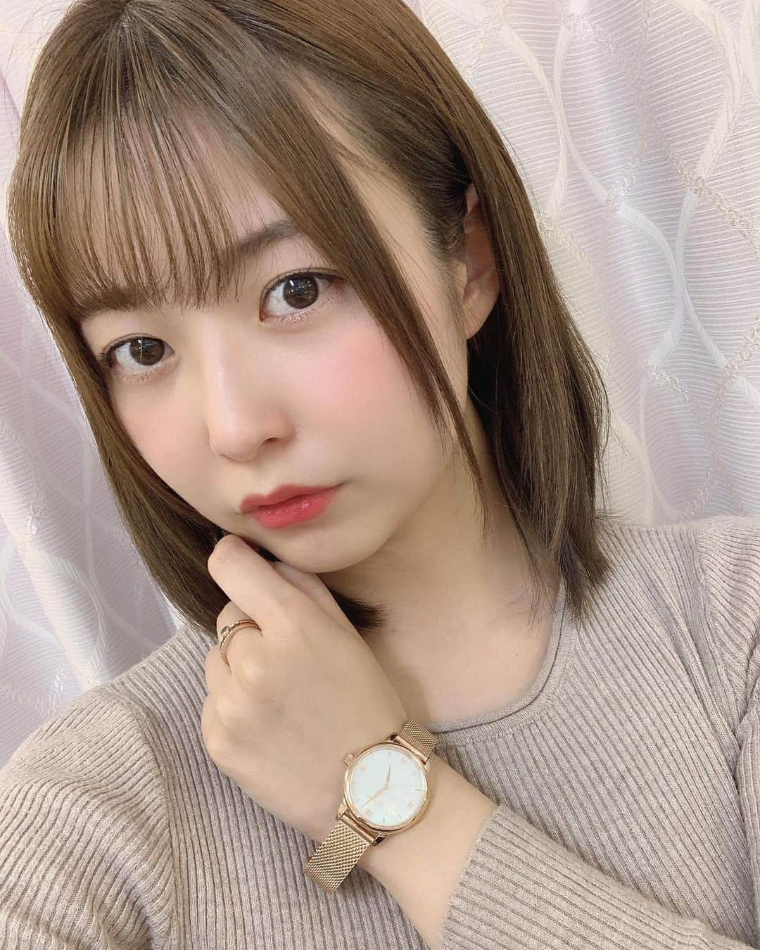 月野夏海のインスタグラム：「新しい腕時計⌚️ リアクレア( @liakulea_japan )の文字盤がシェルになってるシリーズ💗💗 . クーポンコード【natsucl36】で10%OFFになるそうです✨ プレゼントにもおすすめ( ¨̮ )🌟」