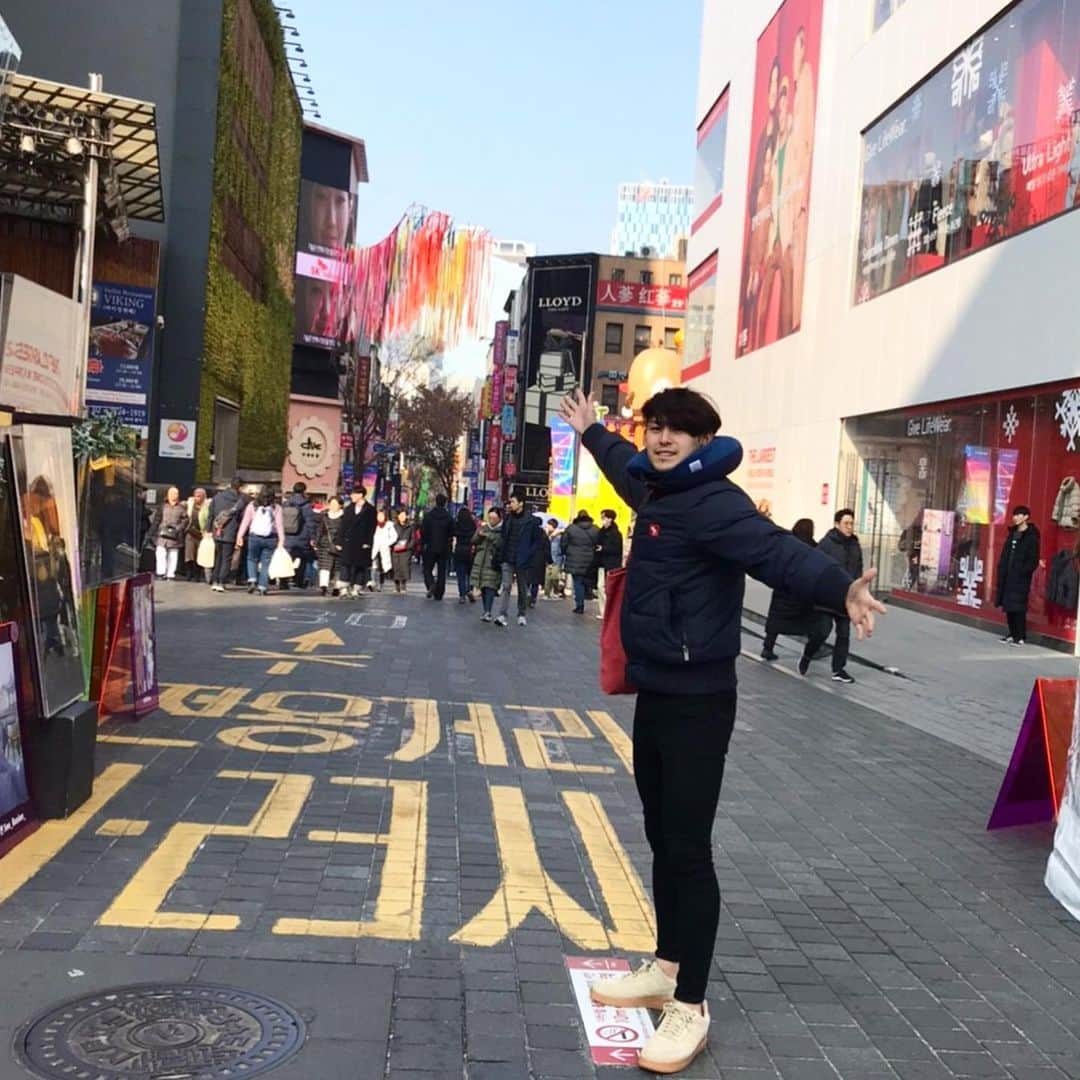 齋藤慎太郎さんのインスタグラム写真 - (齋藤慎太郎Instagram)「. 一昨年、ハワイ旅行の往路で数時間立ち寄った韓国🇰🇷 with首枕  #tbs #tbsアナウンサー #齋藤慎太郎 #韓国 #明洞 #トランジット  #首枕がマフラー代わり #卒業旅行 #2019」3月17日 23時17分 - shintarosaito_