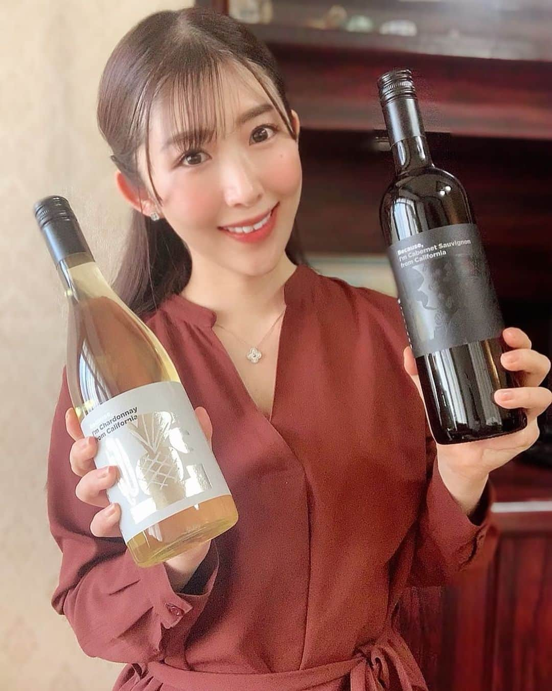 千代田唯さんのインスタグラム写真 - (千代田唯Instagram)「カルフォルニアワイン🍷 @because.wine ビコーズワインシリーズ カベルネソーヴィニオン&シャルドネ✨  私はカルフォルニアワインがきっかけでワインにどハマりしました！！ そうゆう人多いんじゃないかな？？ 味わいがしっかりしていて 暖い地域で育ったぶどうのフルーティさを感じられる💛 世界共通のおいしいが詰まったワインです！ 30歳の誕生日には、自分へのご褒美にひとりでナパヴァレーまで行ったほどです☺️  これからワインをはじめたい方へ声を掛けさせて頂くならば 『カルフォルニアからはじめよう！！」 ビコーズワインは分かりやすい説明と可愛いラベル😍 そしてリーズナブルなので 是非是非おためしください🥰♥️  #becausewine#ビコーズワイン#いえのみ#ワインエキスパート#ミスワイン#ワイン大好き#ワイン好きな人と繋がりたい#ワイン勉強中#ワインのある暮らし#ワイン女子#wine#winelover#おうちワイン#ワインスタグラム#インスタ映えワイン#japanesegirl#winetime#カルフォルニアワイン」3月17日 23時12分 - chiyodayui0920