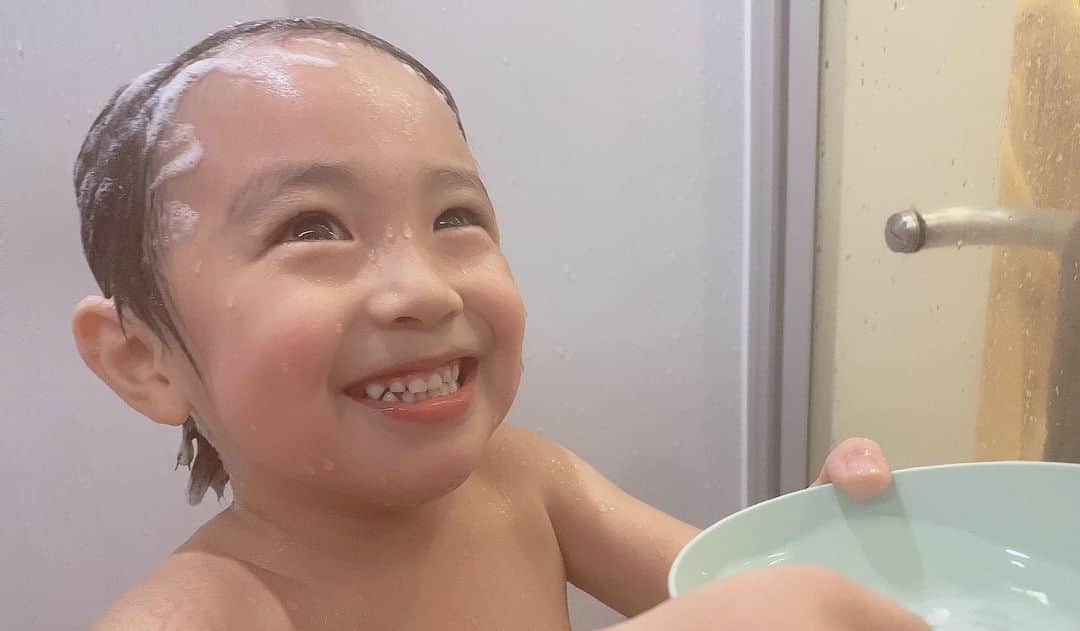 アレクサンダーのインスタグラム：「お風呂もハッピーなカゲトラ❤️ だよん おやすみなさい」