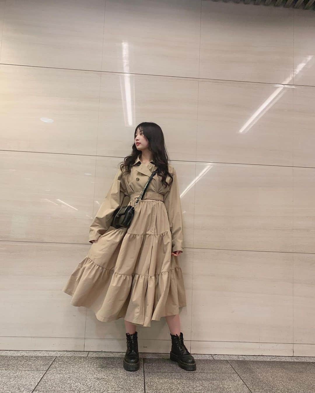 宮丸くるみのインスタグラム：「#jouetie の新作かわいすぎ、、、、🤍 コートにもなるしワンピで1枚でも着れる！  ・ ・ ・  #リリバリ #lilyofthevalley #アイドル #idol #くるみんムービー #ワンピース #トレンチコート #drmartens #emoda #ぱっつん前髪 #黒髪 #巻き髪 #ロングヘア #私服 #コーデ #今日のコーデ」