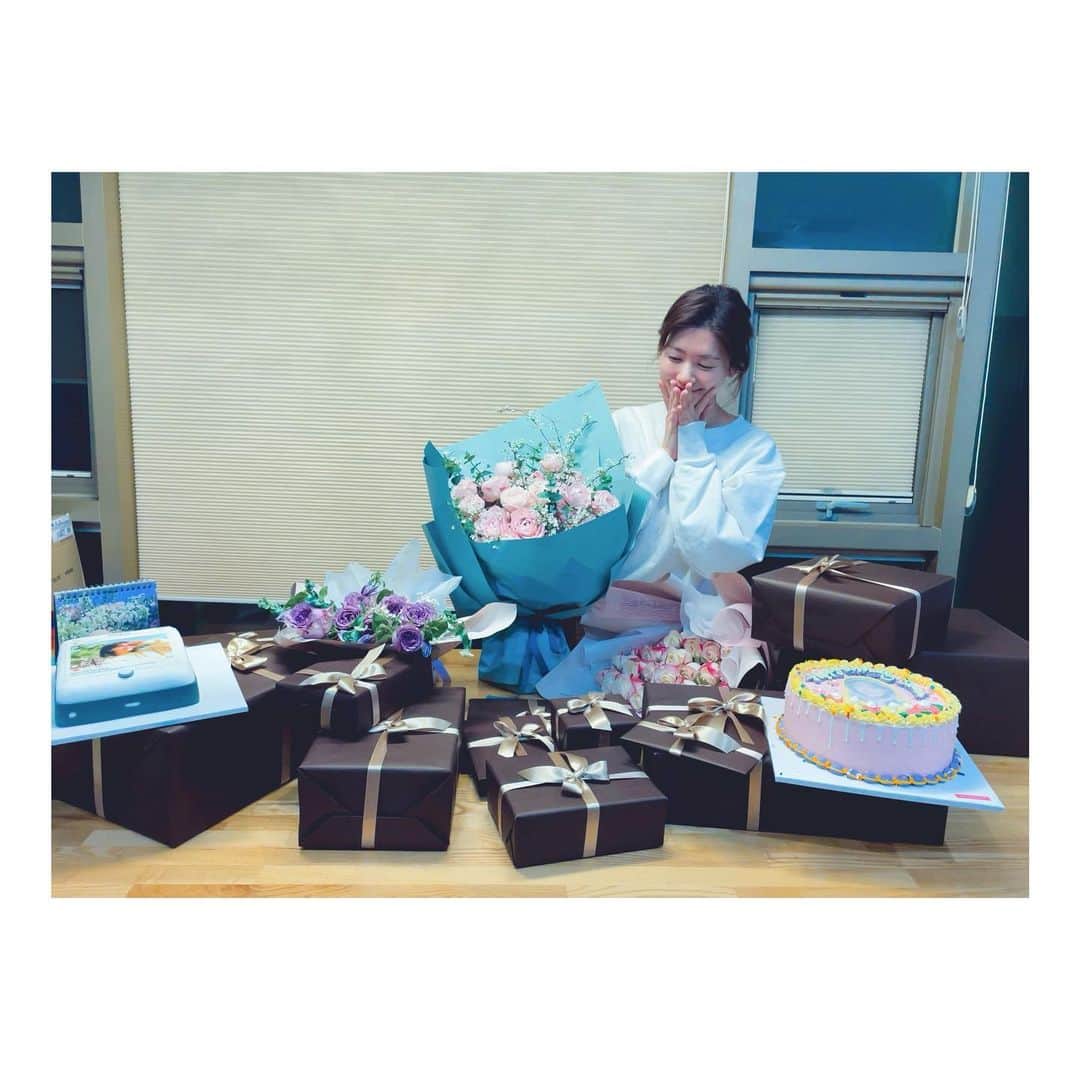 チョン・ソミンのインスタグラム：「너무너무 고맙습니다🙇🏻‍♀️ 매년 생일마다 이렇게 잔뜩 챙겨주는 우리 솜사탕🍭 이걸 다 어떻게 갚나 싶을 만큼 늘 많은걸 줘서 정말 고마워요..💕덕분에 이번 생일도 벅차게 행복한 날이었어요:) 솜사탕들이 보내주는 애정이 나를 사계절 내내 요즈음의 봄처럼 따뜻하게 해주는 것 같아🌷말로 다 표현 못할 만큼 고마와요😊」