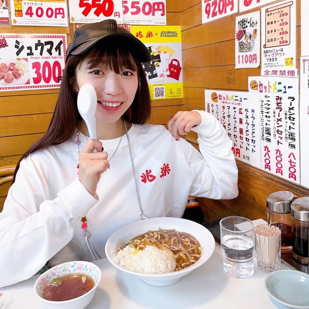 ぱいぱいでか美のインスタグラム：「兆楽着て兆楽食べた☻ . 兆楽とJournalStandardのコラボロンtee！ めちゃ可愛いです✌🏻 ちゃんと見えてなくてすみませんですが バックプリントも最高です🎈 町中華の安心感ってなんなんだろうね！ ルースーチャーハンと餃子めちゃ美味しかった🥟 あとiPhone壊れてインカメしか使えない生活を送ってますが (しかもインカメもぼやぼやなんだ……) もれなくバカにされるので早く直します😠 撮ってもらって送ってもらう生活ひもじいです！ . #兆楽 #journalstandard #ルースーチャーハン #俺はインスタグラマーになりてぇ」