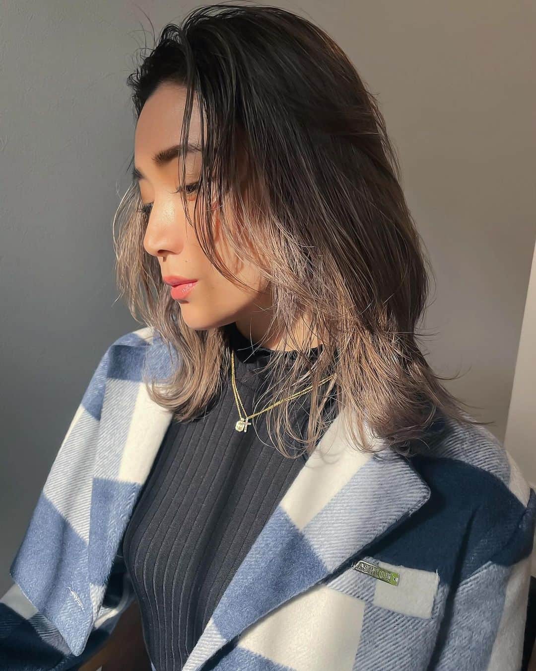 谷口紗耶香のインスタグラム：「#new #ハイライトカラー  @ryo_saltwater  細かいハイライトを沢山足して、根元暗めのグレージュ系に。 自然光や、色んな光で違って見えるの🤍 ・ @saltwater_osaka ⬅︎⬅︎⬅︎  @saltwater_tokyo」