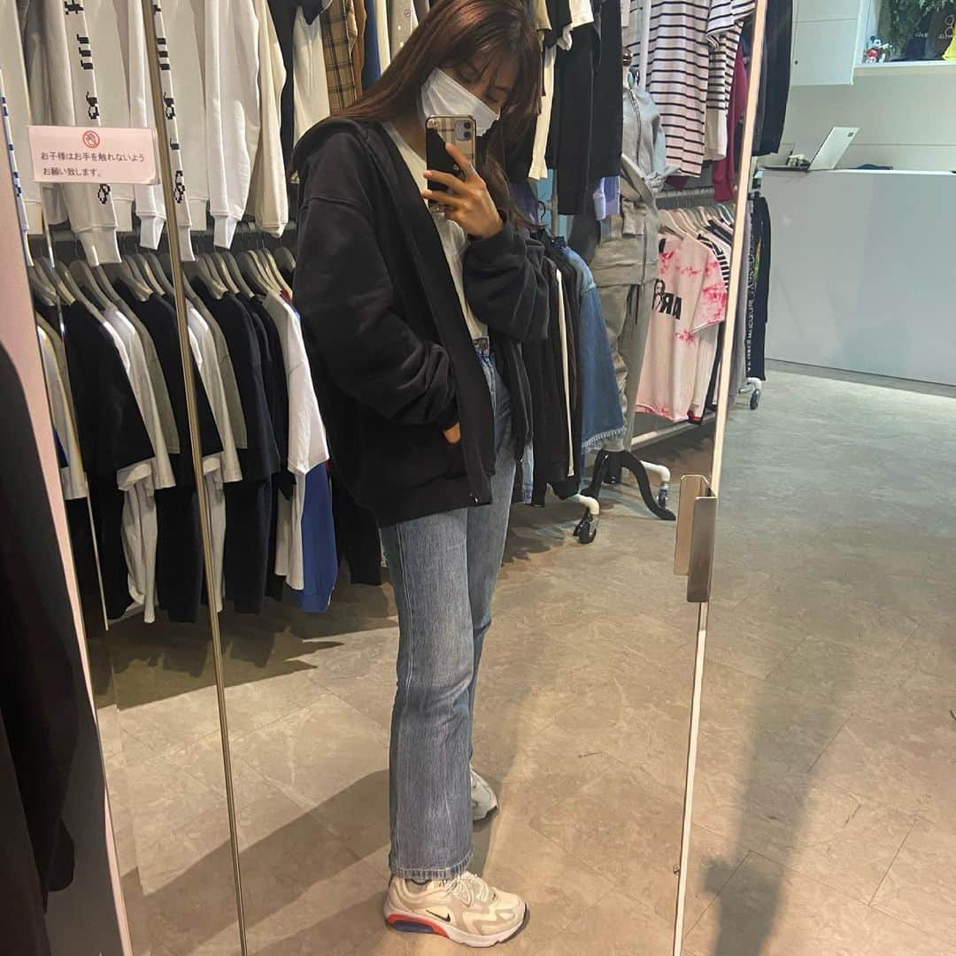 宝生真里奈さんのインスタグラム写真 - (宝生真里奈Instagram)「. アウトレットで買ったNIKEのスニーカー👟  ずっと言ってるけど 私は昔から基本白のダッドスニーカーしか 履いてないレベルに年中履いてます🤲  汚れて古くなったら新しく別のダッドスニーカー買います。 履きまくるからすぐ汚れるけどずーっと白。笑 ブーツとサンダル以外ほぼそれ。  なんとなくいいかなって思って 9000円位だし安いしって思ったら すごい周りの人に褒めてもらえて 嬉しかったから載せちゃう🤎(単純)  せっかくアパレル店員してるし もっとお洋服とか載せようかなと思てる。  #Nike#ダッドスニーカー#白スニーカー#ootd#海外ファッション#アパレル店員 #タレント」3月18日 0時25分 - _marina0831_