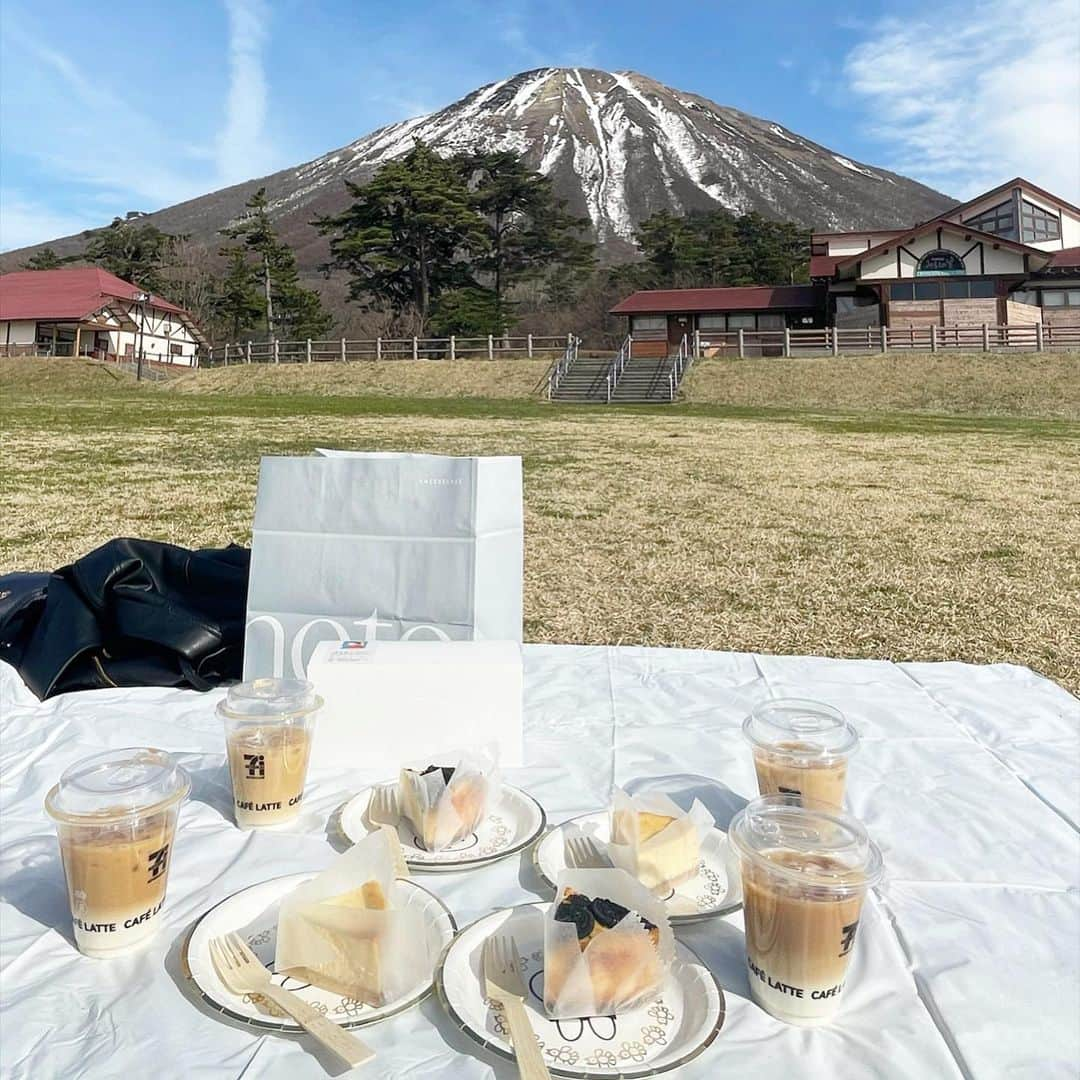 しゃらのインスタグラム：「🙋🏻‍♀️💁🏻‍♀️🙋🏻‍♀️💁🏻‍♀️☀️  戻って２週間経ったので。 楽しい休日をありがとう🤍  名古屋の友だちが 「アルプスの少女ハイジの世界みたい・行ってみたい」 って言ってくれた。ありがとう！  ---------------------- 最近米子にできたチーズケーキ屋さん @matsumoto__cheesecake  🚩場所 : #みるくの里 ----------------------  #ピクニック#大山 #山陰#鳥取#おしゃピク#お出かけ  #幼馴染#8か月ぶり」