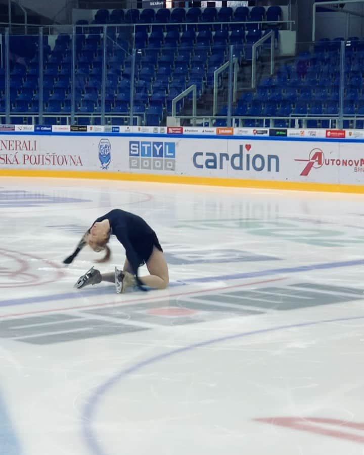 エリスカ・ブレジノワのインスタグラム：「💃🏼⛸」