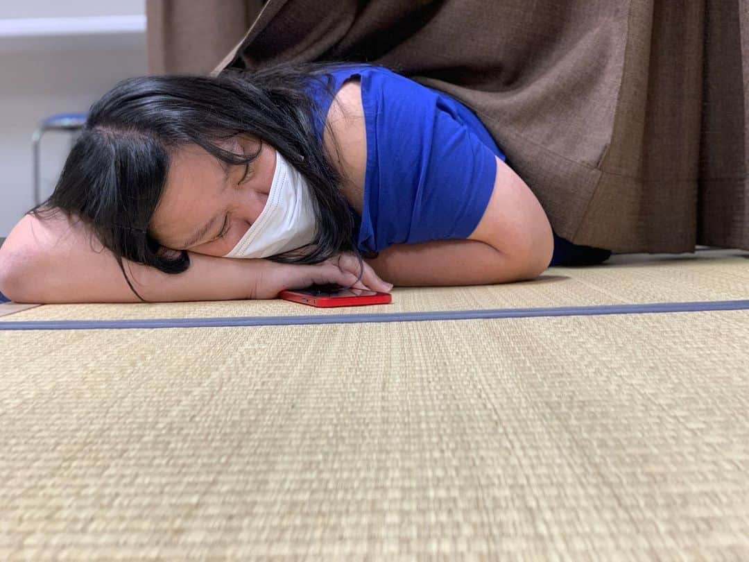 のインスタグラム：「キュン #ぼる塾 #田辺さん #大阪 #森ノ宮よしもと漫才劇場 #楽屋 #畳 #即寝 #ゴロゴロ #カビゴン #疲れちゃったのね #可愛い #愛おしい #大好き #ずっと #眺めてたい」