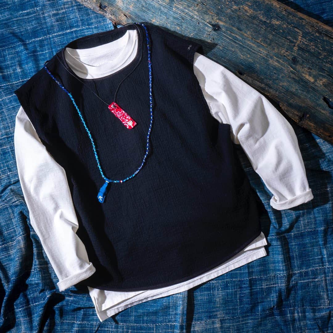 ハリウッドランチマーケットのインスタグラム：「﻿ - - - SEASONAL RECOMMEND - - -﻿ ﻿ ●PORTER CLASSIC SASHIKO STRETCH 2WAY VEST﻿ ：￥29,700(700085919)﻿ ●PORTER CLASSIC HW NECKLACE W CHARM (青)﻿ ：￥7,150(700085931)﻿ ●PORTER CLASSIC STITCH CHARM NECKLACE(赤)﻿ ：￥2,420(700085933) ﻿ ﻿ 記載のない一部アイテムは @okura_officialでお取り扱いしております。﻿ 通信販売・お取り置きのお問合せは@okura_official へDMまたはお電話(03-3461-8511)にて承っております。﻿ ﻿ -------------------------------﻿ (Dear international customers)﻿ We offer international shipments.﻿ Please visit SEILIN ONLINE SHOP to make purchases. ﻿ --------------------------------﻿ ﻿ ﻿ #PORTERCLASSIC﻿ #ポータークラシック﻿ #OKURA﻿ #聖林公司﻿ #SEILIN﻿ #ハリウッドランチマーケット﻿ #HOLLYWOODRANCHMARKET」