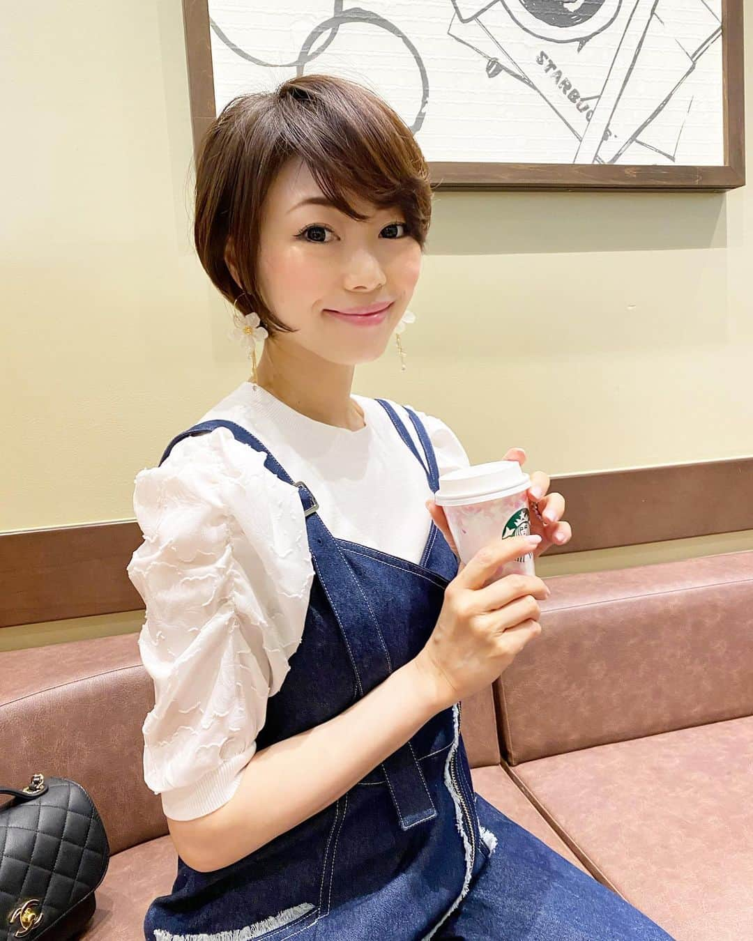 アレルギーナビゲーター 細川真奈 ❤さんのインスタグラム写真 - (アレルギーナビゲーター 細川真奈 ❤Instagram)「💆‍♀️✨  先日、2回目のソニックフィットを受けに @rillee_on へ行って来ました。  終わった後に施術前後の写真を見せてもらうのですが、今回もまた顔のたるみがシュッと引き上がっていてビックリ😳！ 1回目とも見比べさせて頂いたのですが、 輪郭だったり、目の開き方だったり、肌色だったりが 明らかに違う！！！  今までほとんど何もやって来ず、 美容に関しても疎くて周りの友達に色々教えてもらってやっと重い腰をあげたところなのですが…😅 やっぱり30代半ば且つ産後ということもあり、 色々トラブルが出てきているので美容にも力を入れていこう❣️と改めて決意！✨✨  全く痛くなくて、 むしろ熟睡できる最高の時間になっているので、 しばらく通うことにしました😌❤️  #リリーオン #リリーオン銀座本店 #ソニックフィット #リリーオン銀座 #リフトアップ #アンチエイジング #美容医療 #男の子ママ #ママライフ #小顔になりたい #ママになっても綺麗でいたい #ママになっても可愛くいたい #綺麗なママになりたい」3月18日 12時05分 - manahosokawa