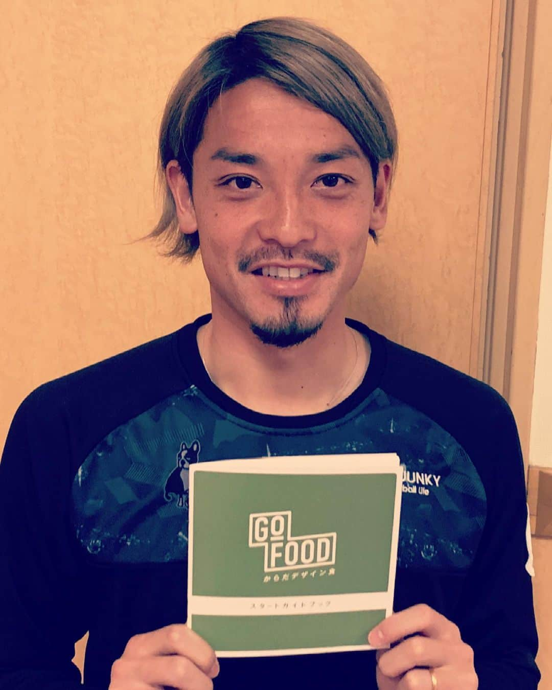 野村直輝のインスタグラム：「お昼時にすみません！ 皆さんお勤めご苦労様です🤩  この度ゴーフード様よりサポートして頂けることになりました🙇‍♂️  https://prtimes.jp/main/html/rd/p/000000016.000053673.html  食べる物で日々の生活クオリティが激変します。疲れにくくなるんですよね、これはアスリートだけでなくスポーツするしない関係ないです😎 僕のボディも数年前と今とでは激変してるのがよく分かると思います💪笑笑  皆さんも食事を意識してみるのはどうですか？🤓  #ゴーフード #gofood  #BEE'SMETHOD #タンパク質 #ケトン体 #オーソモレキュラー」