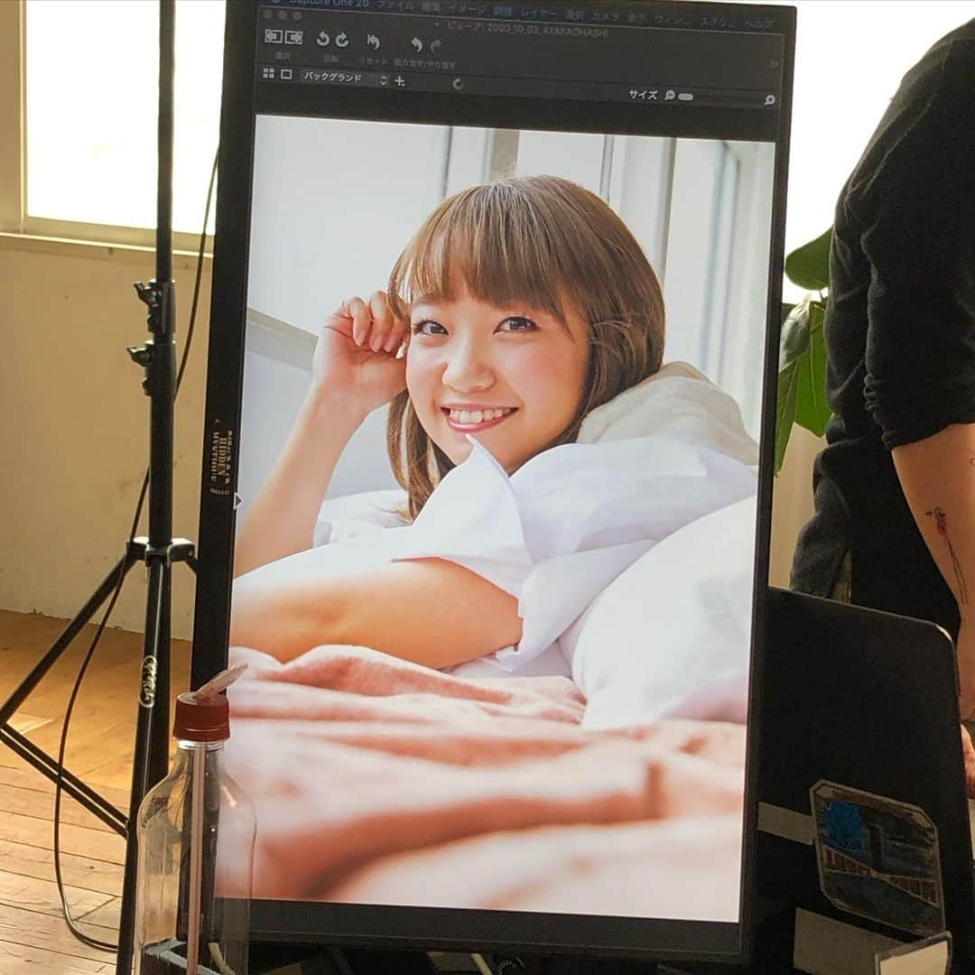 のインスタグラム：「. WINGSの撮影時のオフショット‼️ カメラ視点(1枚目)だとキマッた写真ですが、スタッフ目線(2枚目)だとちょっと笑っちゃいます😆  ==================== 🌟大橋彩香ワンマンライブ🌟  楽天チケット先行受付中‼️ ▶️ https://ticket.rakuten.co.jp/music/jpop/RTBCOSK/ ====================  #大橋彩香WINGS #オフショット  #幕張メッセ  #幕張メッセイベントホール  #ライブ  #ワンマンライブ  #live  #大橋彩香 #声優アーティスト #声優 #seiyu #seiyuu #アニメ #anime #animation  #はっしー #へごちん」