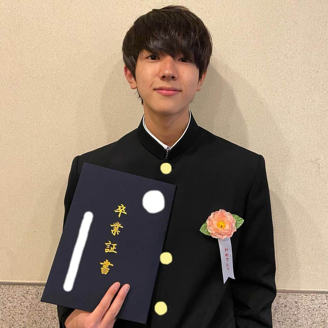 池田優斗さんのインスタグラム写真 - (池田優斗Instagram)「先日、中学校を卒業しました！😊  最高の友達に囲まれて最高の3年間でした！ 4月からは高校生。 全力でアオハルするぞー！！😆✊  僕と同じくこの春卒業された皆さま 　🌸おめでとうございます🌸  #卒業式 #卒業 #池田優斗」3月18日 12時36分 - yutoikeda_official