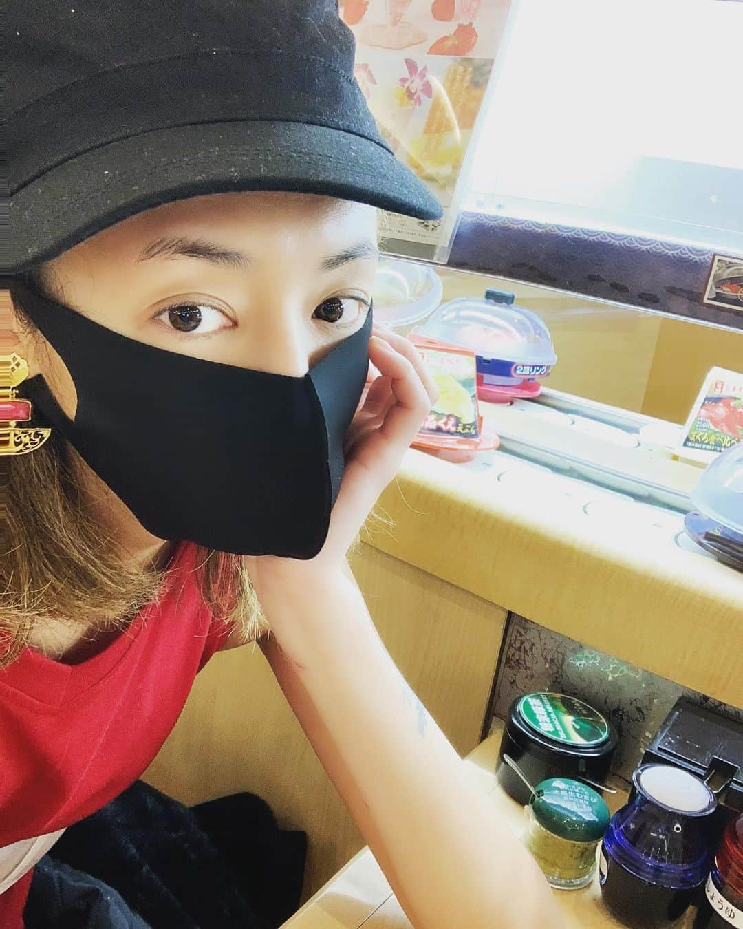 内藤陽子のインスタグラム：「気付けば2ヶ月振りの更新じゃん。 ひどいな… かなり体調を崩していたけど回復に向かってる。ノーメイク、ノーマツエク、風呂は2日に１回、いつになったら元の自分になれるのか。 #ひとり回転寿司  #だいたいさ #元の自分とは？」