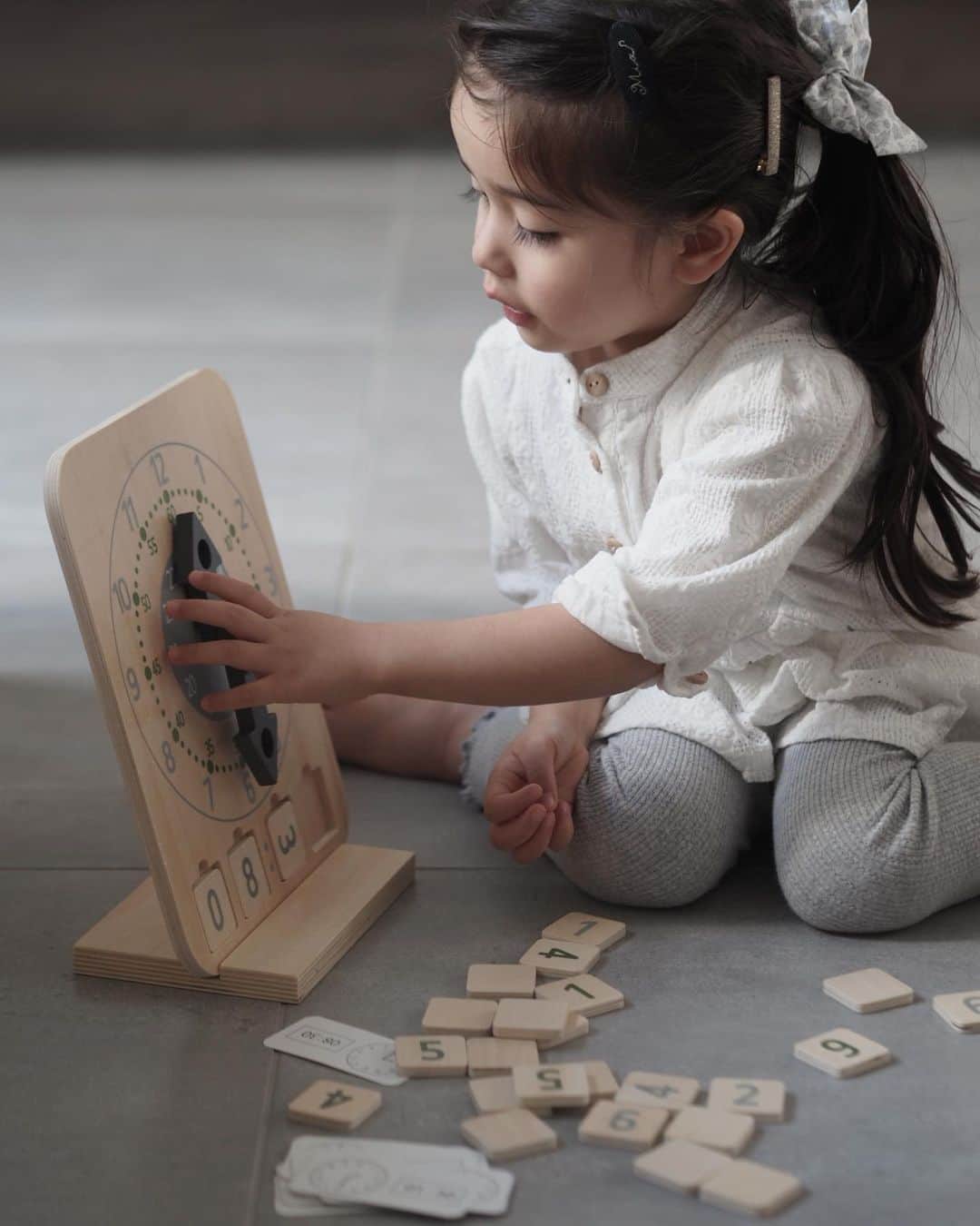 のインスタグラム：「Tick-Tack🕰﻿ ﻿ ﻿ ﻿ “いまなんじ？“﻿ “もう9じ？はやっ！！“👧🏻﻿ ﻿ 時計や時間に興味があるMiaに﻿ 時計の読み方を教えてあげようとするも﻿ 通常文字盤には長針の分の数字も﻿ 短針の13-24時も刻まれていないので﻿ これが案外難しい🤔﻿ ﻿ @kodomomarkt by ASTRUP🇩🇰﻿ EDUCATIONAL CLOCKがいいなと思ったのは﻿ 長針と短針で目盛が色分けされていて﻿ 13-24時の数え方も文字盤に示されているので﻿ とっても分かりやすい🙆‍♀️﻿ ﻿ 付属のカードを使ってゲームのように時間を学べたり﻿ インテリアのように近くに置いておけるので﻿ 興味をもった瞬間に手に取れるところも🕰♡﻿ ﻿ まずは長針の時から﻿スタート﻿ 楽しみながら覚えてくれるといいな🍪﻿ ﻿ ﻿ ﻿ ﻿ #こどもマルクト #byastrup #北欧おもちゃ #naoliving_interior﻿ #3歳 #3歳1ヶ月 #37monthsold #3yearsold #たれ目#たれ眉 #miababyliving ﻿」