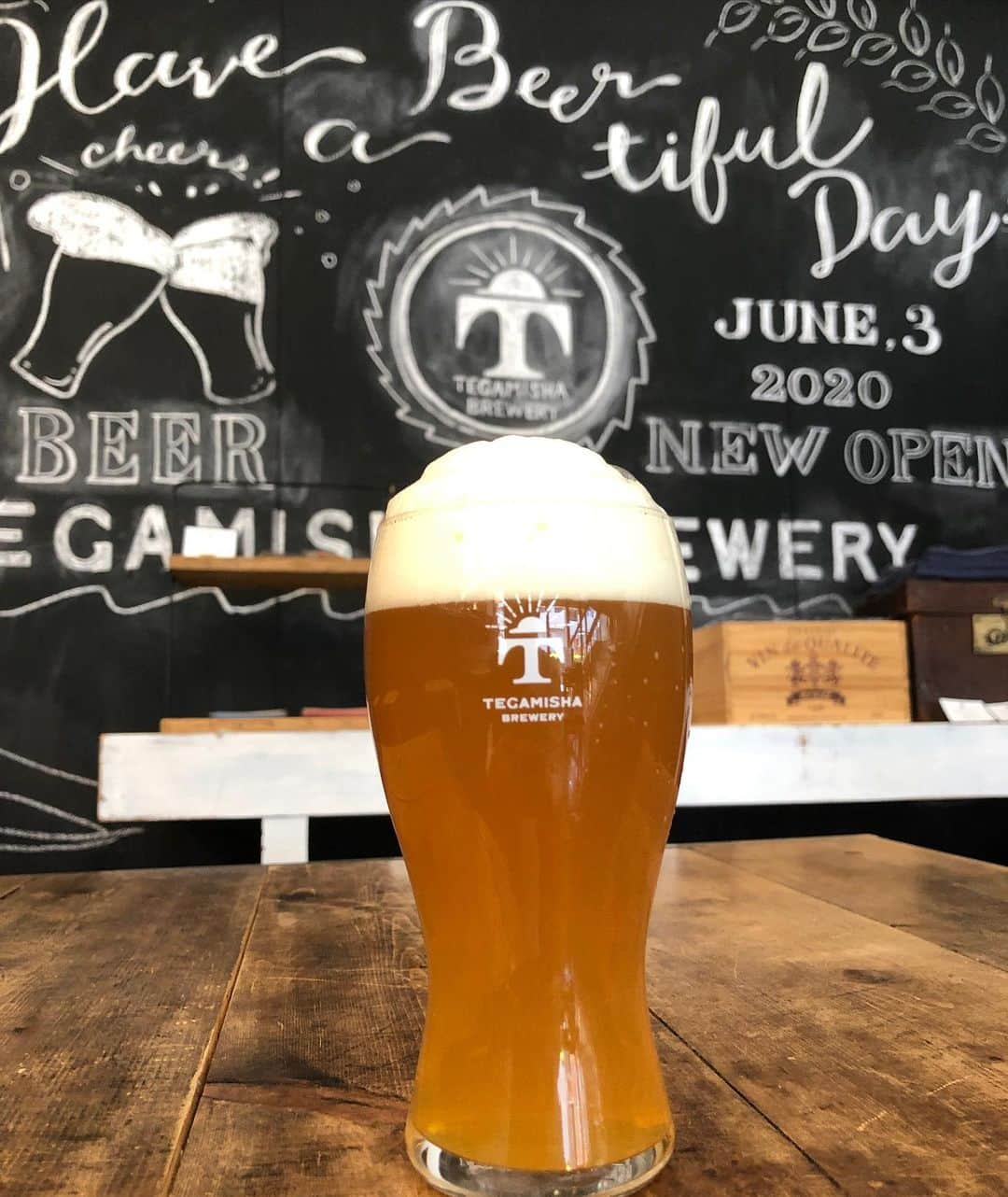 手紙社さんのインスタグラム写真 - (手紙社Instagram)「【TEGAMISHA BREWERY】　昨日より平日(水・木)の営業を再開してます。営業時間は今までと変わりなく14時から20時まで、本日も14時から営業です。日に日に暖かくなってきてます。ビールが美味しくなりますね。  1. Kawachii Liaison（カワチーリエゾン） 醸造所: 和泉ブルワリー（東京都狛江市） Style: 麹セゾン 和泉ブルワリーのフラッグシップ、３A Farmhouse ale のレシピをそのままに、マッシング（糖化）工程で白麹（Aspergillus Kawachii)を投入し、フルーティなエステル香とフレーバーに和の香りとほんのりとした優しい酸味が感じられる味わい。  2. Norwegian  Set  Upper 醸造所:和泉ブルワリー(東京都狛江市) Style: ペールエール 軽やかさとドリンカビリティを重視し、通常のセットアッパーよりもオレンジを思わせる柑橘の香りが漂い、何も考えずにゴクゴクと飲めてしみじみ美味いそんなビール。  3. Four Seam（フォーシーム） 醸造所: 和泉ブルワリー（東京都狛江市） Style: ベルジャンIPA 和泉ブルワリー初のIPA。イーストは３Aと同じセゾンタイプを使用。トロピカル感のある風味。  4.吉祥坂IPA 醸造所:カンパイ！ブルーイング（文京区) Style:アメリカンIPA アメリカンホップの強い香り、キレイな琥珀色、芯のあるスッキリとした苦味、ドリンカビリティの高いウエストコーストスタイルのthe IPA。ドライに仕上げつつもバランスの良いボディに整えてIPAとしての飲みごたえも確保。  5. サンクトガーレンさくら（春季限定ビール） 醸造所:サンクトガーレン（神奈川県厚木市） Style:スペシャリティビール  桜の名所として名高い長野県伊那市高遠の桜の葉（60KG）と酒米を加えた桜餅風味の春季限定ビール。  6.1st AMERICAN IPA 醸造所:FARCRY BREWING（群馬県桐生市） Style:アメリカン  IPA アメリカ系なホップをガンガン効かせたフルーティで苦味も楽しめるビール。2月に誕生したBREWERYでヘッドブルワーは「反射炉ビヤ」の醸造長や「沼津クラフト」でビール醸造をする阿久澤武志氏。  7. XPA 醸造所:伊勢角屋麦酒（三重県伊勢市） Style: エクストラペールエール パイナップルやメロンの様な柔らかく甘さのある香りを柑橘の香りが包み、切れ味ある口当たりで軽快な風味を感じた後、クリーンではっきりした苦みが後味を引き締める。「IPAでは重すぎる、ペールエールでは物足りない」そんな方におすすめのビール。  8. サクラビール 醸造所:門司港レトロビール（福岡県北九州市） Style:ラガービール 大正2年に初のビール工場で作られていた「サクラビール」を、当時の成分表を元に復刻醸造した、麦芽の香ばしい味わい、赤く艶やかで透通った色合いのラガービール。  9. ナイスなビター（限定ビール） 醸造所:箕面ビール（大阪府箕面市） Style:ビター 英国のパブで伝統的に飲まれてきたビター。何杯でも飲みたい少しダークな色合いとマイルドな口当たり。  10. 黒潮の如く 醸造所：京都醸造（京都府京都市） Style: ベルジャン・スタウト 黒色麦芽のロースト感とベルギー酵母由来のフルーツ感がまとまり、深い味わいの飲み飽きしないスタウト。  11. Amyris　アミリス 醸造所:VERTERE（東京都奥多摩町） Style:アメリカンペールエール 柑橘や草を思わせるアロマとフレーバー。柔らかい口当たりと余韻に残る麦の優しい甘み。  12. 踊り子ヴァイツェン ヒュールメロンVer（限定ビール） 醸造所:反射炉ビヤ （静岡県伊豆の国市） Style:ヴァイツェン ドイツのヒュールメロンを使用し、メロン様なホップの香りと酵母由来のバナナ香が合わさることで生まれる華やかな風味を味わえる、踊り子の様な華やかさを持ったビール。  13. 一期一会 醸造所:京都醸造（京都府京都市） Style:セゾン ベルギー酵母とアメリカ・ニュージーランド産ホップのアロマ、複雑な香りとドライな口当たり。  TEGAMISHA BREWERY ﻿ 〈営業時間〉 14時～20時（L.O:Food、 Drinkとも19時) 緊急事態宣言発令による営業時短要請を受け19時ラストオーダー、20時閉店となります。 〈定休日〉 月・火（月・火が祝日の場合は営業し、水または木曜日が振替休業となります。） 東京都調布市下石原2-6-14﻿ tel 042-444-0660﻿  ﻿#TEGAMISHABREWERY #手紙舎 #クラフトビール #和泉ブルワリー #カンパイブルーイング  #サンクトガーレン #farcrybrewing #伊勢角屋麦酒 #門司港レトロビール #箕面ビール  #京都醸造 #VERTERE #反射炉ビヤ」3月18日 13時15分 - tegamisha