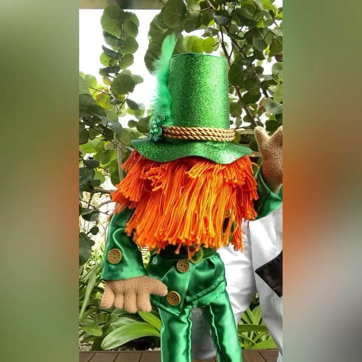 ジョシュ・デュアメルのインスタグラム：「Happy St. Paddy’s Day, ya hooligans! (his words, not mine) ☘️」