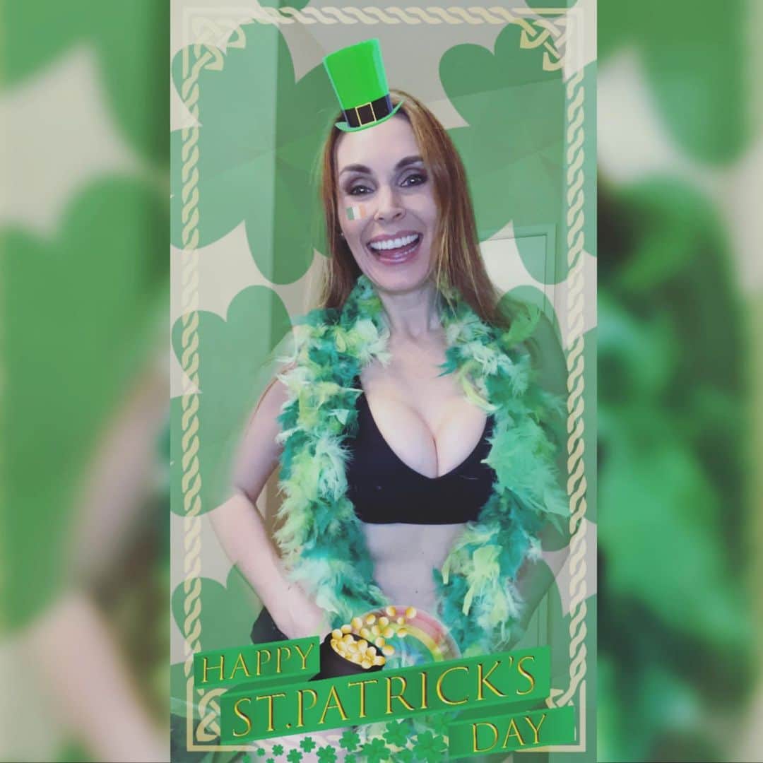 ターニャ・テイトのインスタグラム：「Have you ever found a four leaf clover ? ☘ 👀 ⁠ ⁠ Happy St Patrick's Day 🥰⁠ ⁠ ⁠  👀👆」