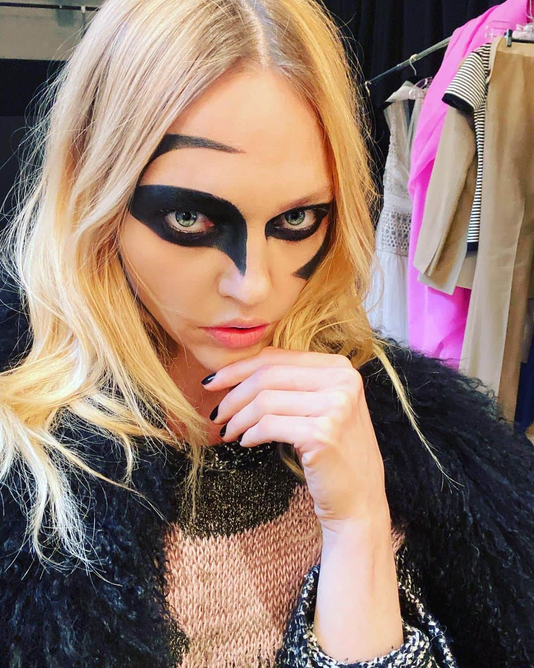 サーシャ・ピヴォヴァロヴァのインスタグラム：「On set」