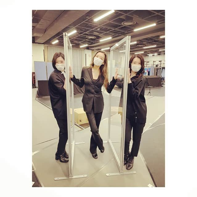 瀬奈じゅんさんのインスタグラム写真 - (瀬奈じゅんInstagram)「﻿ ﻿ たかこさーん！﻿ ﻿ すごーくすごーく久しぶりにお会いしました。﻿ いつお会いしても「あさこーっ」と明るく朗らかな笑顔を下さいます。﻿ 昨日はルキーニのキッチュアドリブでたかこさんとまさちゃんの美女写真を撮らせて頂いた所「後でホントの写真撮ろー」とのありがたきお言葉。﻿ まさちゃんと、たかこさんを挟んでホントの写真を撮って頂きました。﻿ ﻿ ステキ、ステキ、ステキングやで。﻿ ﻿ まさちゃんとは休憩中、くっだらない話や深い話までし倒し(勿論、ビニールシート越しに小声でね)、でも話し足りず、お互い名残り惜しく帰宅致しました……。﻿ ﻿ あー、毎日がＴＣＡ状態ですわ笑。﻿ (あっ、今はタカラヅカスペシャルって言うんだっけ？その昔はＴＭＰだったよね笑)﻿ ﻿ そして、ずーっとお稽古してるフル出演の皆様には、本当に頭の下がる思いです。﻿ みんな頑張れ！！﻿ ﻿ さっ、今日は大女優の歌稽古と振付です……で、明日はトート……。﻿ ﻿ 頑張れ、私の脳。﻿ ﻿ ﻿ #和央ようか さん﻿ #春野寿美礼 さん﻿ #ステキング ﻿ #毎日がTCA状態　﻿ #もう自分の性別がよくわからん笑　﻿ #文章書くのが好きな私は　﻿ #このインスタが息抜き　﻿ #皆様ありがとう　﻿ #瀬奈じゅん」3月18日 6時19分 - junsena_official