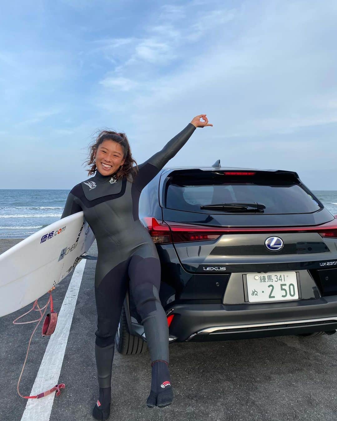 前田マヒナのインスタグラム：「Finished quarantine and straight into booties #penguinlife   Quarantine おわりました。 やっとうみはいれた！！ #dovesurfingwetsuits @dovewetsuits_factory  @lexus_jp #lexuskoishikawa #lexusux250h」