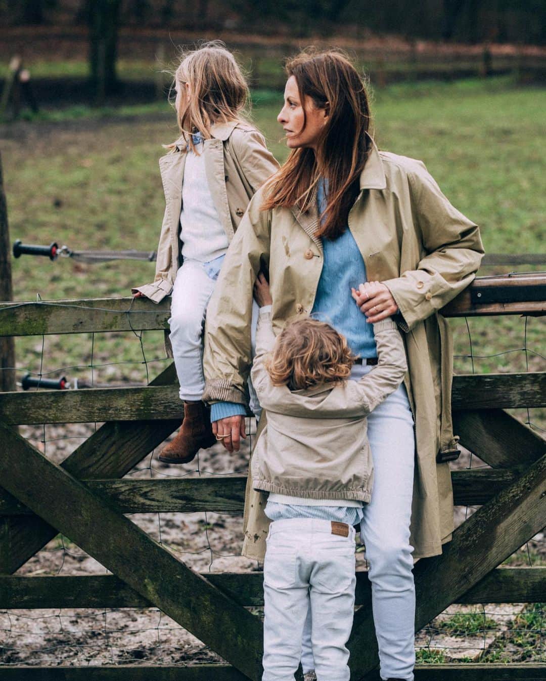 Polo Ralph Laurenさんのインスタグラム写真 - (Polo Ralph LaurenInstagram)「As seen in our latest #PoloRalphLauren collection, @ClaireThomsonJonville wears our timeless Reversible Balmacaan Coat.  In similar #PoloRLStyle, her two children wear our Water-Repellent Trench Coat keeping them comfortable and dry.  See more styles fit for the whole family via the link in bio.  #PoloRLStyle #FamilyIsWhoYouLove」3月18日 6時56分 - poloralphlauren