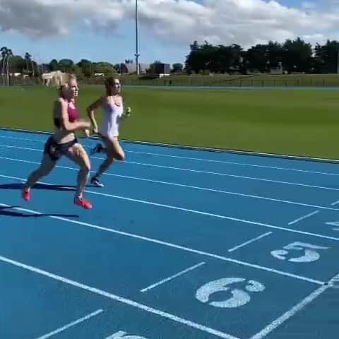 アンジェラ・ペティのインスタグラム：「Racing one of the amazing athletes we coach, @kiera_hall over 400m yesterday. She is only 15 years old!  As many of you will know I decided to take a break from competing & full training for personal reasons last October, for the first time in my career so far.   After getting a coach at 13, these last 6 months have been the first time off running in my life (other than my 2 week end of season breaks or forced injury / illness breaks). I have still been doing a few easy short runs a week & over the last month or so I have done the odd "session",but nothing like my full training schedule.   It has been nice to have a break but I am starting to miss proper training & racing. It has always been my plan to come back to competing! Yes I'm 29 years old, but many athletes don't peak until their late 20s to mid 30s these days. One of my heroes, Kelly Holmes was 34 when she won the Olympic 800m & 1500m doubles at the 2004 Olympics!  What I have really been focusing on especially over the last 6 months is coaching our running squad. Sam & I started coaching in April 2019, originally just for a friend at the gym who wanted to run faster & we put a post on FB. This soon turned into coaching competitive children and teenagers & has continued to grow rapidly since then, particularly in the last 6 months.  I am very thankful to be coaching each & every 1 of our athletes,and it really is a dream job to me!  Because this video is of Kiera running yesterday, special mention to her. Kiera only started training with us last October & had her first track race last November..she had been doing surf life & other sports but not athletics. She started with a 2'28 800m in Nov & a 5'11 1500m. Fast forward only 4 months & she has now run a 2'13 800m (current number 1 in NZ u18 rankings) and 4'45 1500m (currently 6th in NZ)with more races to come this season!  We decided to do a 400m TT in training yesterday as she hasn't run 1 fresh before (only straight after an 800m)& wow she ran amazing, as you can see- she almost beat me haha. She is very dedicated & so deserves her success- what an exciting future ahead!  So excited to continue to see all of our athletes chase their dreams! #teampetty」