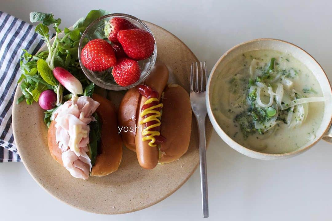 草間淑江さんのインスタグラム写真 - (草間淑江Instagram)「みなさまおはようございます。  ３月1８日朝は、２種類のホットドッグ、ブロッコリーと玉ねぎのミルクスープ、サラダ、いちご。  早出の木曜日はいつも簡単に。     今朝は、ロールパンにソーセージとキャベツ、ハムときゅうりの２種類を挟みました。   スープは軽く湯がいたブロッコリーと炒めた玉ねぎに牛乳、コンソメ、塩コショウ、水。    時間があればブレンダーでなめらかにしたかったのですが・・・     今日は出来なかったのでそのままで。     最後にパセリを入れると引き締まっていい感じです。    今朝も感謝して。  ごちそうさまでした。  さて、今日も忙しくなりそう。  みなさま素敵な１日をお過ごしください♡  #朝食#ホットドッグ#ソーセージドック#ハムときゅうりのサンド #ブロッコリーと玉ねぎのミルクスープ#サラダ#いちご#今朝も感謝して#ご馳走様でした🙏」3月18日 7時28分 - yoshie_kusama