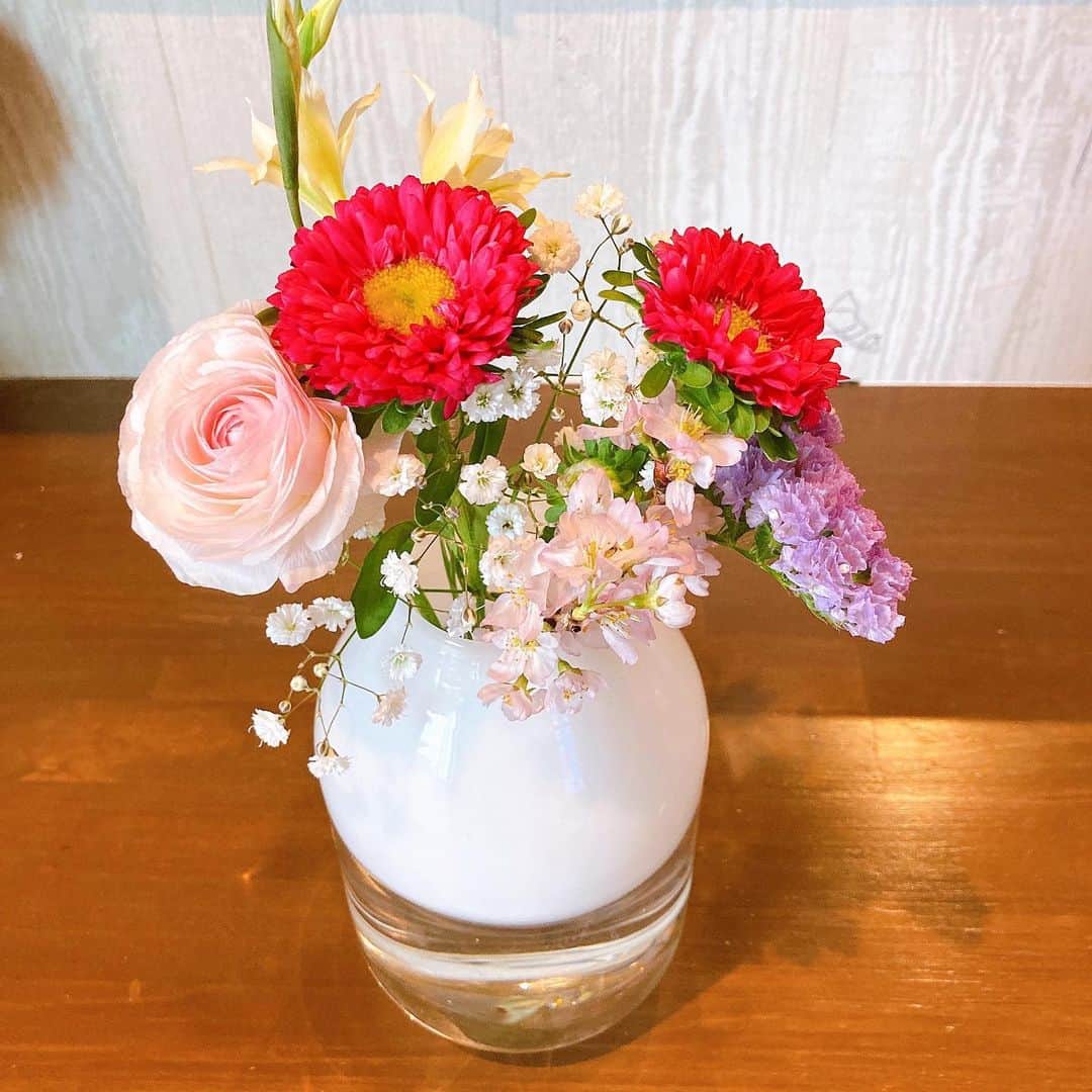 重長智子さんのインスタグラム写真 - (重長智子Instagram)「. . 今回お花の定期便に 桜が入っていました🌸 . 今月は卒業シーズンですね。 卒園・卒業された皆様、 おめでとうございます✨✨ . カスミ草の花言葉の一つに 「感謝」があるそうです。 忘れがちですが、 周りの人たちへ感謝を忘れたくないですね☺️ . . 🔸東海桜 🔸姫グラジオラス 🔸アスター 🔸ラナンキュラス 🔸スターチス 🔸カスミ草 . . #お花の定期便 #お花屋さんを応援 #サブスクリプション #おうち時間 #癒し」3月18日 7時46分 - tomoko_shigenaga