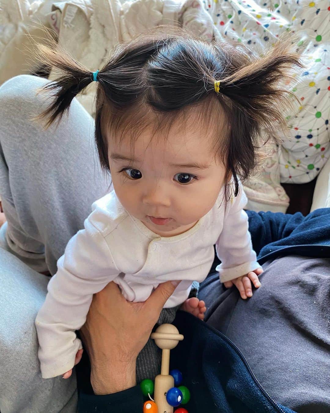のインスタグラム：「おはよー🌞結んでみた🐰 昨日のご飯後のひと時 お着替えしなくちゃ⚪️  #baby#babygirl #女の子ベビー#8ヶ月ベビー#令和ベビー」